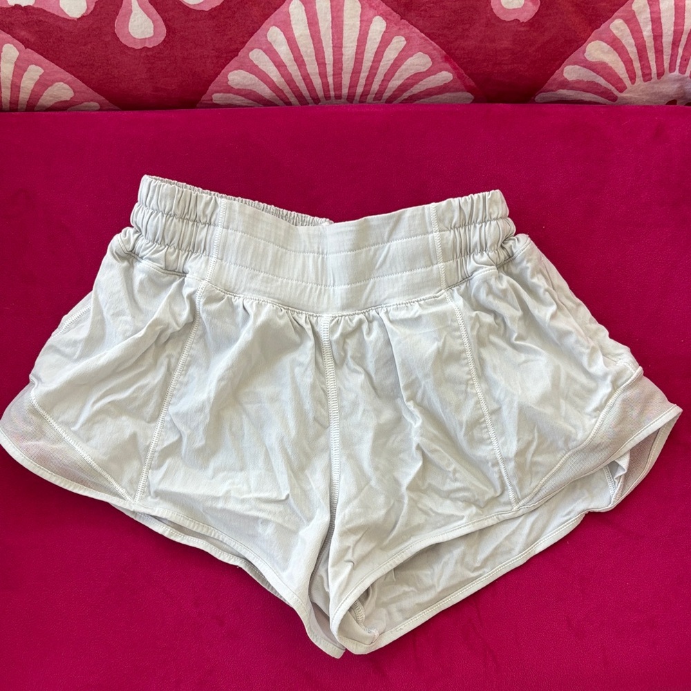 Lululemon Hotty Hot 2.5 shorts regular waist band